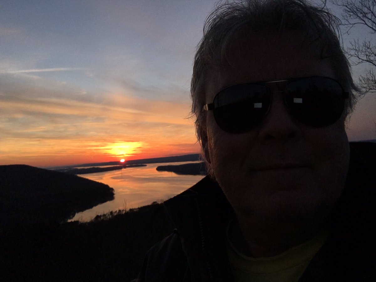 lazdenes's tweet photo. Is there such a thing as a sunset-a-holic? Just can't seem to get enough of these. Here's tonight's edition!#26DEC2017 https://t.co/rOWekduNas