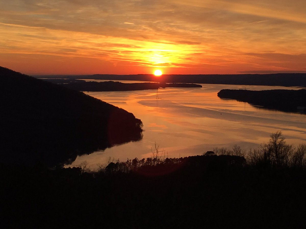 lazdenes's tweet photo. Is there such a thing as a sunset-a-holic? Just can't seem to get enough of these. Here's tonight's edition!#26DEC2017 https://t.co/rOWekduNas