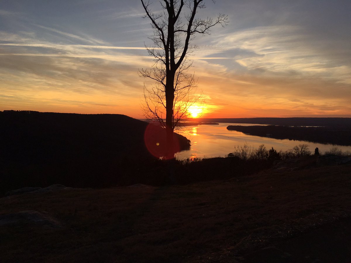 lazdenes's tweet photo. Is there such a thing as a sunset-a-holic? Just can't seem to get enough of these. Here's tonight's edition!#26DEC2017 https://t.co/rOWekduNas