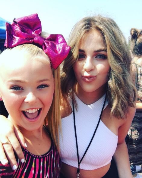 ChloePutney's tweet photo. Miss herrrrrrr☹️🎀 https://t.co/JCWZee6PCj