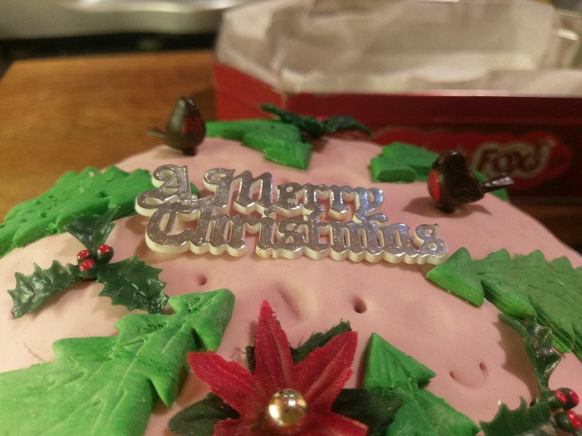 StuffBaking's tweet image. Christmas, basic sponge cake. Testing icing dec. 
#feelingchristmasssy