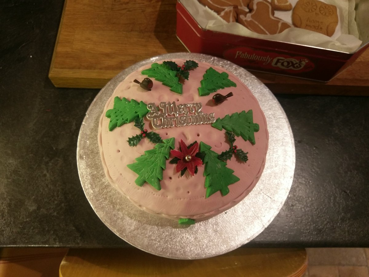 StuffBaking's tweet image. Christmas, basic sponge cake. Testing icing dec. 
#feelingchristmasssy