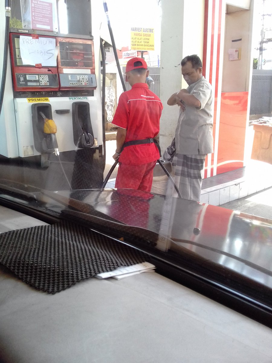 Lagi ngapain sih pak..