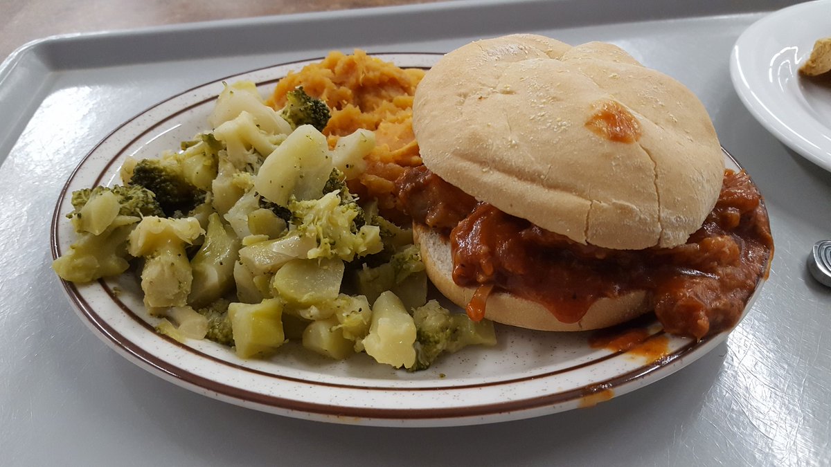 martell_sincere's tweet photo. #volunteering for some #delicious #food
I'm glad to #lend a #helpthehomeless for #great experience

#helpingothers #helpinghands #volunteer #voluntaryism #food #foodie #foodporn #foodlover #pulledpork #broccol #sweetpotatoes #Thankful #DayAfterChristmas #MerryChristmasEveryone https://t.co/eIMJ3ZVQLI