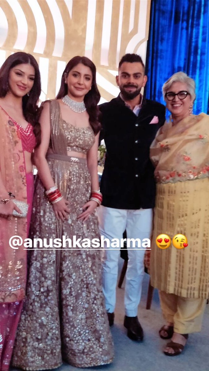  @AnushkaSharma &  @imVkohli with  @sachin_rt,  #KanganaRanaut,  @neetimohan18 &  @Mehreenpirzada   #VirushkaReception  #Virushka