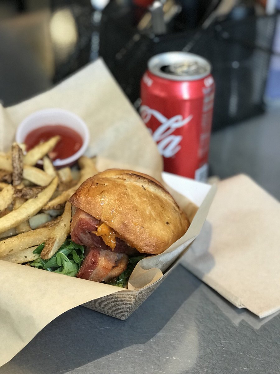 skilletstfood's tweet photo. Last throwback special of the year!
confit pork belly sammy – garlic herb spread, arugula, sweet harissa aioli, potato bun
#throwbackmenu #porkbelly #confit #skillet10 #skilletdiner #skilletregrade #skilletcounter #skilletballard https://t.co/NhWAPOoUQE