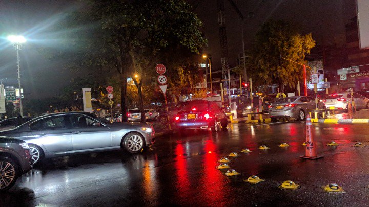 ladefensoria's tweet photo. Ante el colapso de entradas y salidas, la pasividad del personal de parqueadero de @unicentrobogota es impactante https://t.co/nzOblaIXXx