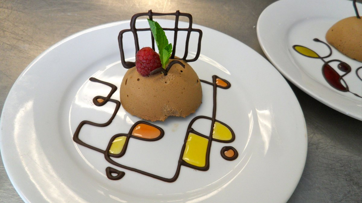 DaniloArlenghi2's tweet photo. UAU! Per un cenone non convenzionale fantasiose e sublimi ispirazioni di tavole di dessert quali opere d'arte gastronomiche che coniugano alta qualita'bio degli ingredienti, eccezionale creativita' e tempi contenuti di preparazione. #partyroundgreen #greencatering #cibibiologici https://t.co/wfETvhsrQu