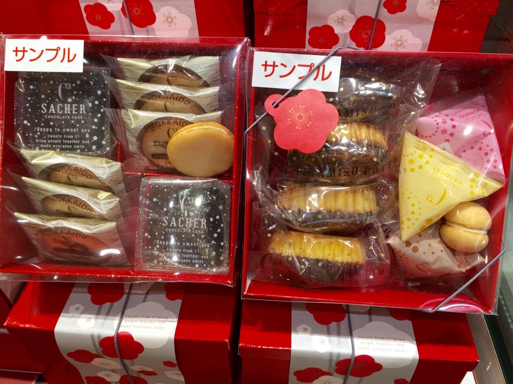 小田急百貨店 町田店 公式 焼きティラミス サクッチ ホロッチ シーキューブザッハ 北海道ミルクラングドシャといった人気の焼き菓子を詰め合わせた 福分け 二段お重アソート 2 160円 税込 その名の通り 重箱のようなユニークなbox入り お年賀に
