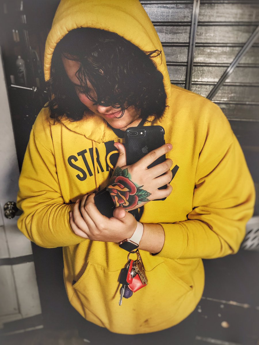 isitastranger's tweet photo. @Differences_CA got a budget cut but I got a mufuggin pay raise baby. 
Metalcore money wya 💸💸💸
#jk #noneoftheappleproductsinthisphotoaremine #metalcoremoneybaby #yallsleepin #chasepaper #twitterflex #appleplssponsorme @Apple https://t.co/jUNtPsxQhs