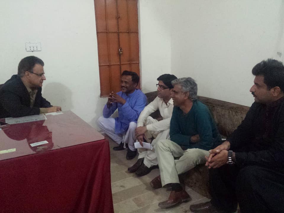 ٽيچرس اڳواڻن جي حيدرآباد سرواڻ هائوس ۾ قومي عوامي تحريڪ سربراھ محترم اياز لطيف پليجو صاحب سان مُلاقات.
سنڌ ۾ جمهوريت نه پر آصف زرداري جي بادشاهت آهي: اياز لطيف پليجو
<a href="/AyazLatifPalijo/">Ayaz Latif Palijo</a>