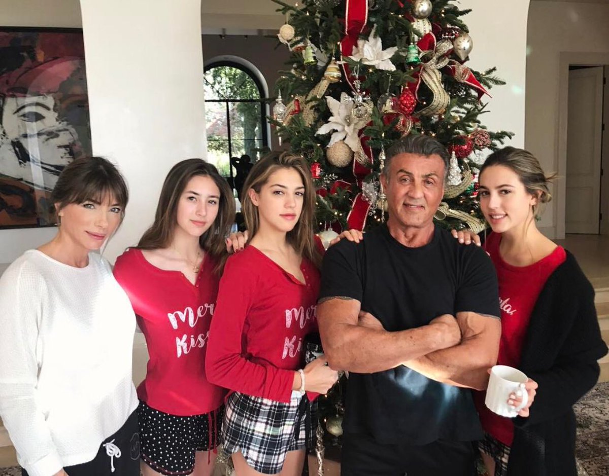 AlemDergisi's tweet photo. Güne #SylvesterStallone’nin aile fotoğrafıyla başlıyoruz 😍 Günaydın! 💛 #stallones https://t.co/eSOD5Oiq6D