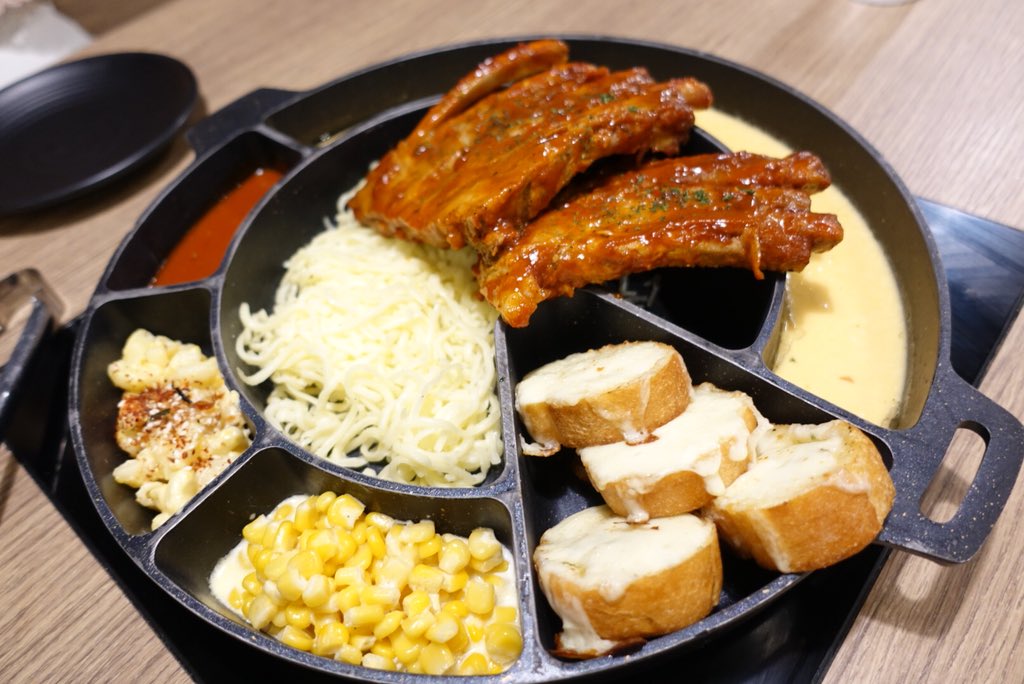 supergibzz's tweet photo. เมื่อวานไปหม่ำ @jamescheeseth อร่อยสมความคาดหวัง ribs นุ่มมาก ล่อนจากกระดูกเลย ชีสก็เข้ากันหนุบหนับดีมาก เครือ่งเคียงก็อร่อยแท้ ท้ายๆมื้อมีเลี่ยน ตินิดนุงตรงพนักงาน ทำงานอืดๆช้าๆหน่อย ร้านอยู่ ctw ช่วงนี้ปีใหม่คิวยาวมากข่า สองคน 1000 ได้

#อร่อยไปเเดก #aroiii #อร่อยคุ้มแคลอรี่ https://t.co/fZlTARbknn