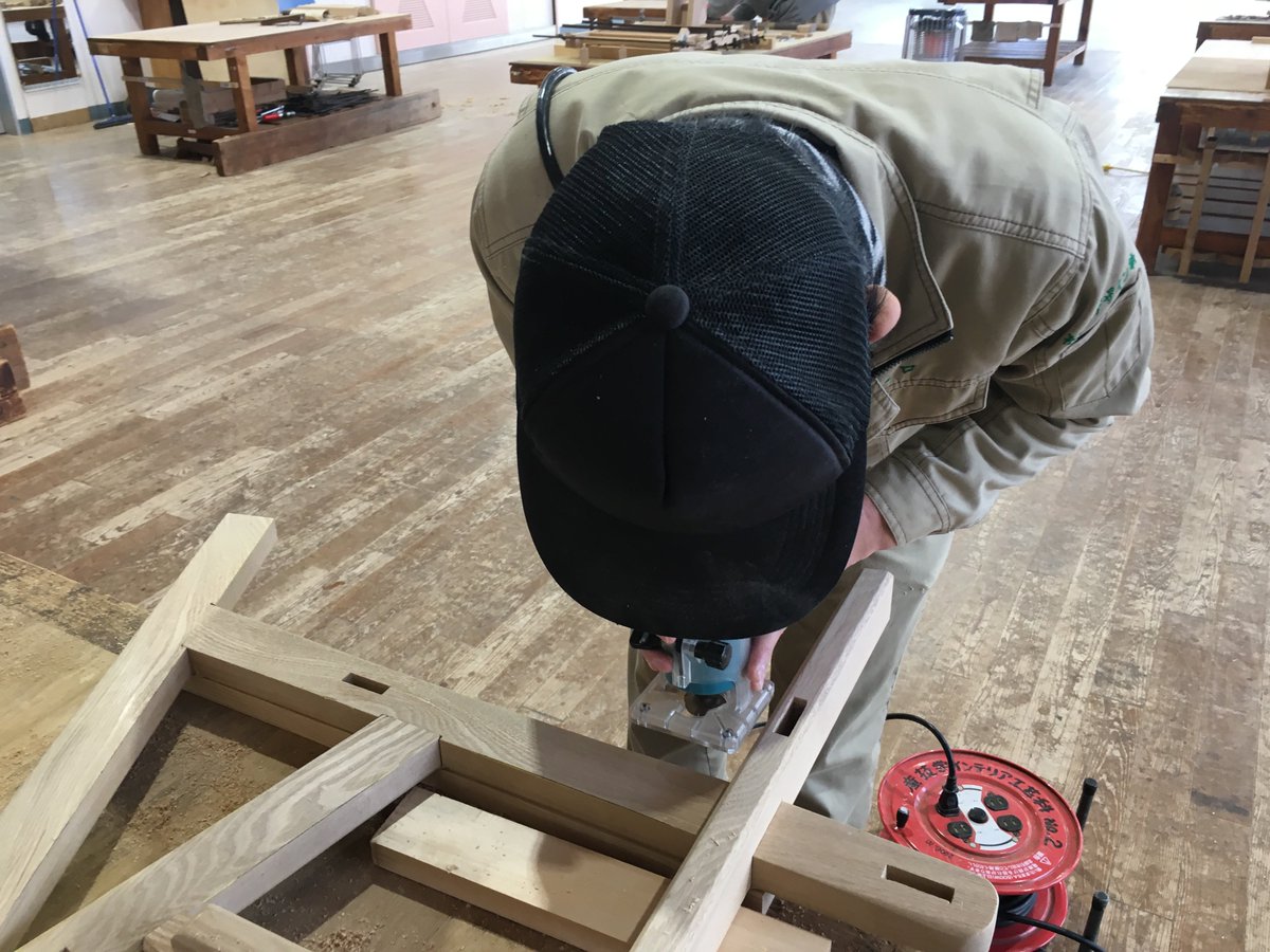 mokkougei1's tweet photo. ［木工芸デザイン］
進級・修了制作実習［制作完了日記］
製作期間ギリギリの設計デザインが勢ぞろい。冬休みに２日間補習を行いましたが、ほぼ、制作仕上がりとなりました。
今回は、要望の多かったマシンを早期から使いこなすことを実技習得に重点を置きました。［仕上も自分で］ https://t.co/MhL1gpmPaH