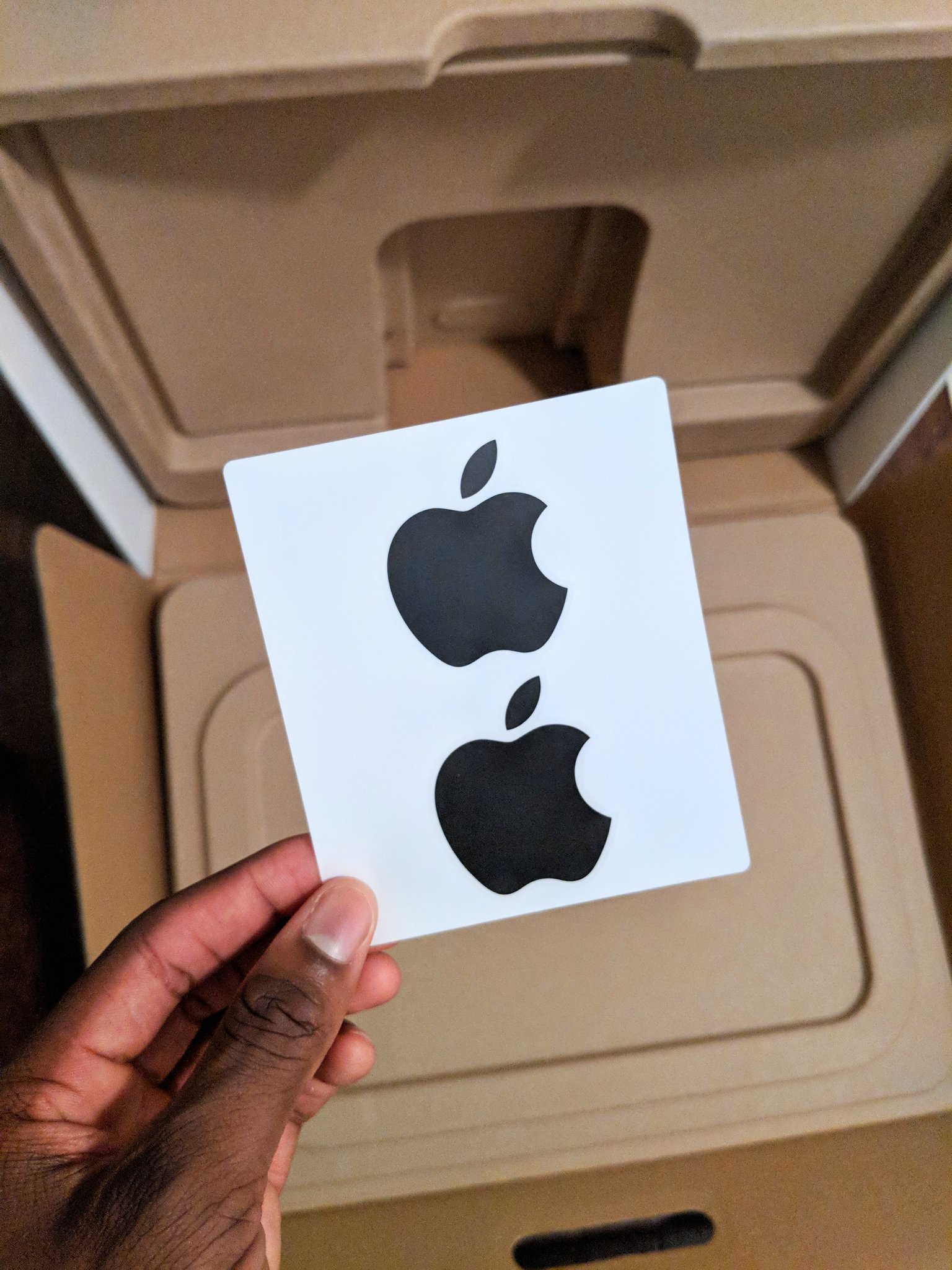 Стикеры на видео на айфоне. Наклейка эпл. Стикеры Apple. Наклейки яблоко Apple. Наклейки от айфона.