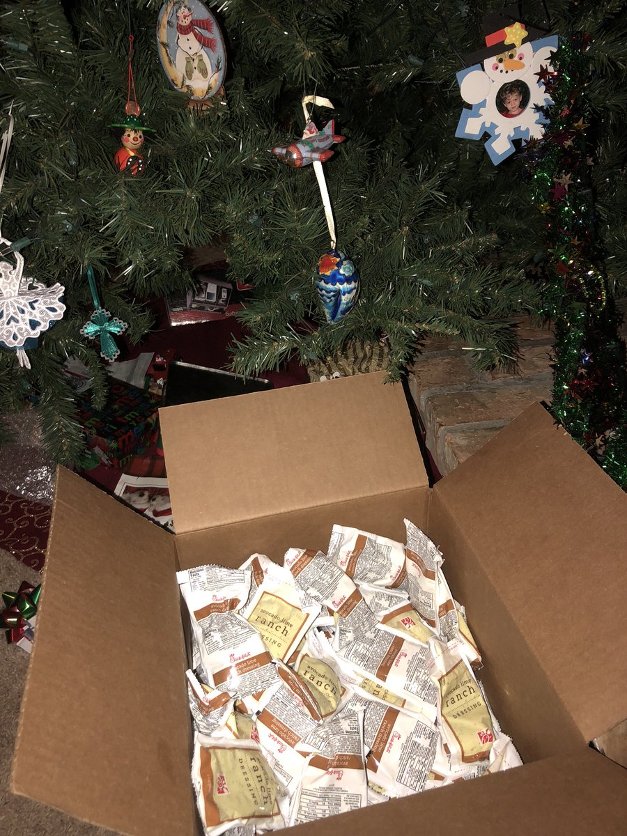 tbarnwell15's tweet photo. My boyfriends family got their mom a whole box of acocado lime ranch dressing packs from @ChickfilA because of how much she loves it. Idk what’s goals if this isn’t! 😂😍🤤 #bestgift #foodiskey #chickfilaobsessed https://t.co/tpCD3P2CHw
