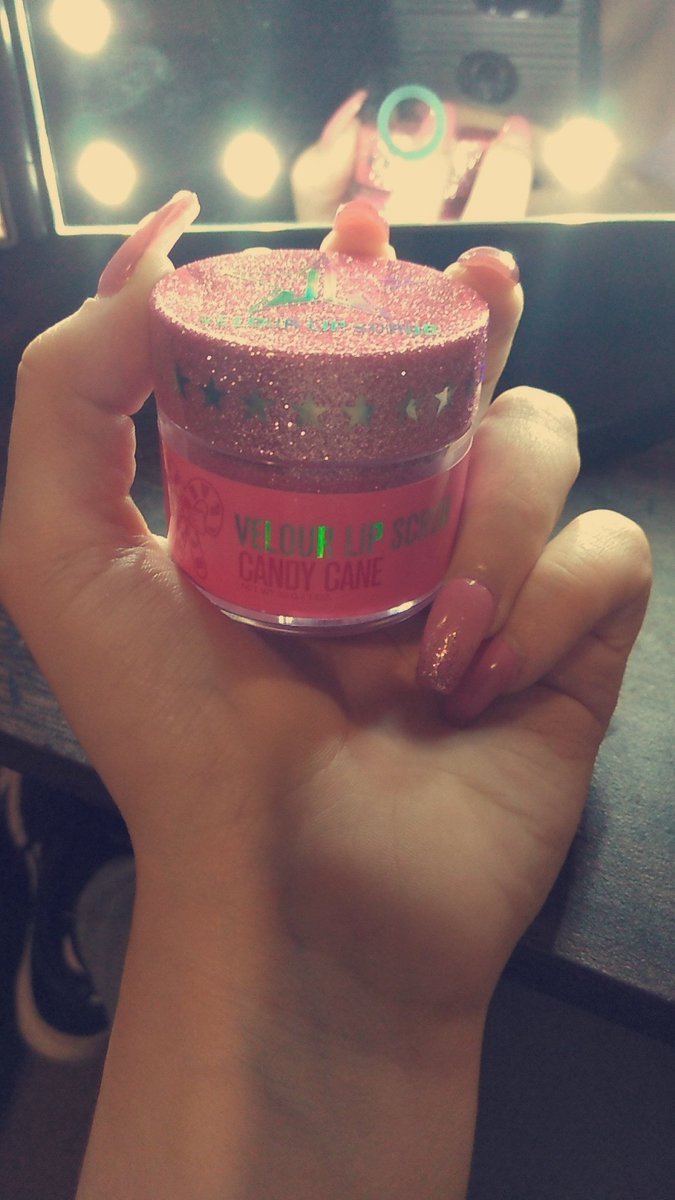 PrincessDance74's tweet photo. Loving my new candy cane velour lip scrub by @JeffreeStar ❤️❤️ https://t.co/8JXgJwzpb3
