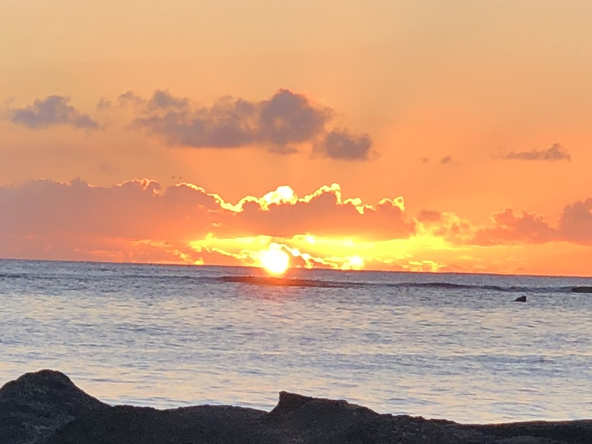 SimplyHyukjae's tweet photo. #SunsetinHawaii https://t.co/7WXBV3DijQ