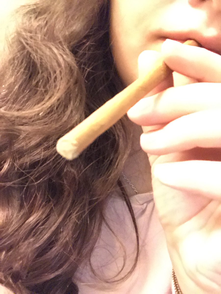 Da_ROOR's tweet image. Keif topped blunt. #merrychristmas #girlswhosmoke #kushprincess #dabqueen