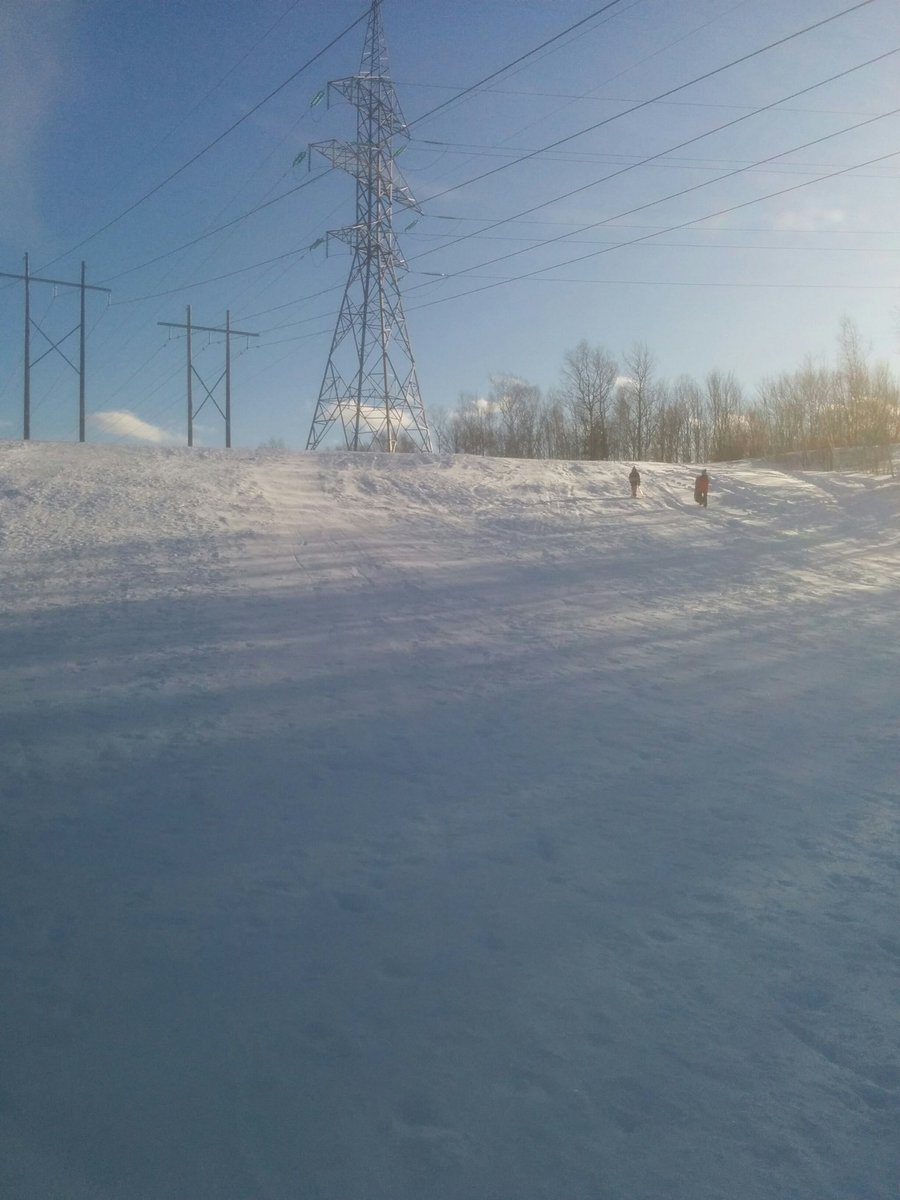 marpouliot's tweet photo. Pourquoi autant de gens se bourrent de pilules et s'allongent sur le divan des psy ? Une partie de la réponse sur cette photo. 

Une belle journée d'hiver ensoleillée et nous sommes tout seul à jouer dehors en plein congé des fêtes ! https://t.co/PYQpYqoN6A