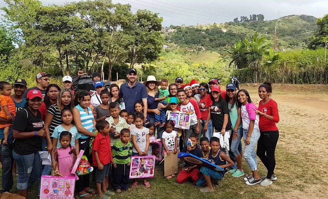 MarceloGalvis's tweet photo. Seguimos con nuestra jornada de entrega de juguetes junto a los #CLAP #CLP #UBCH y líderes de la comuna Bolívar - Chávez #NavidadesGuanta2017 #TodosJuntosPorGuanta @NicolasMaduro @dcabellor @psuvaristobulo https://t.co/DRKpWc13kE
