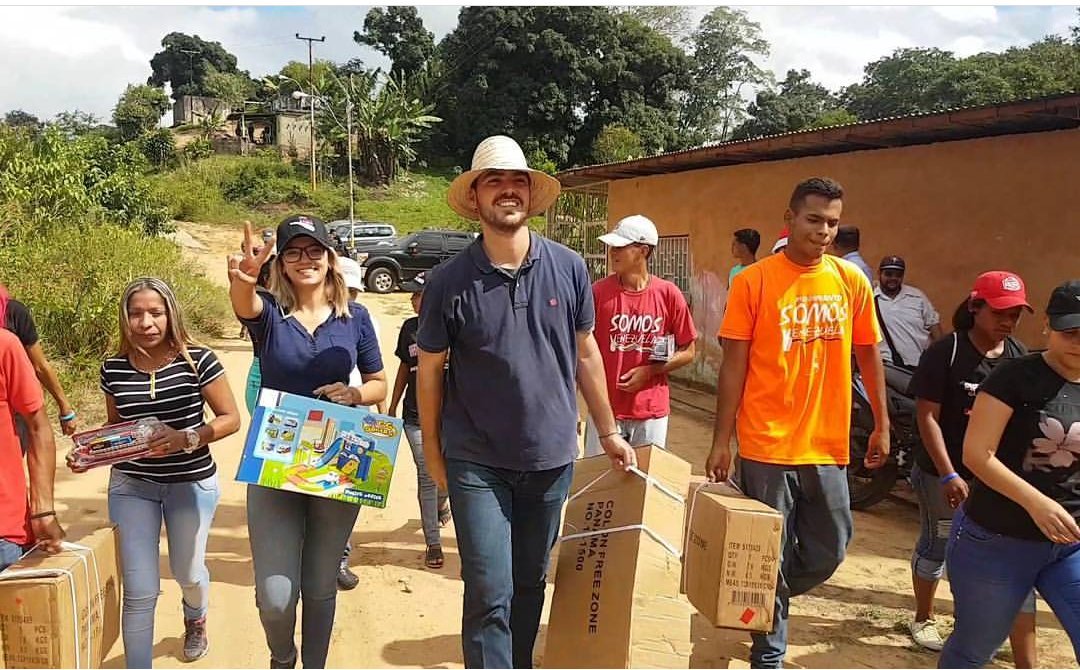 MarceloGalvis's tweet photo. Seguimos con nuestra jornada de entrega de juguetes junto a los #CLAP #CLP #UBCH y líderes de la comuna Bolívar - Chávez #NavidadesGuanta2017 #TodosJuntosPorGuanta @NicolasMaduro @dcabellor @psuvaristobulo https://t.co/DRKpWc13kE