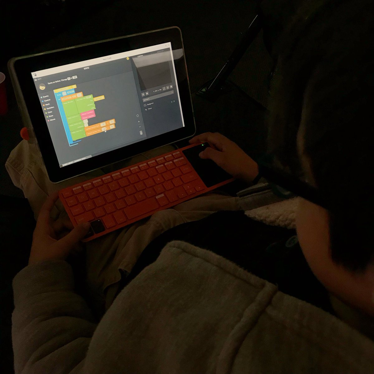 girlypr's tweet image. Coding, hacking, he loves his Kano and he is only 8. #futureengineer @TeamKano #kanocomputer