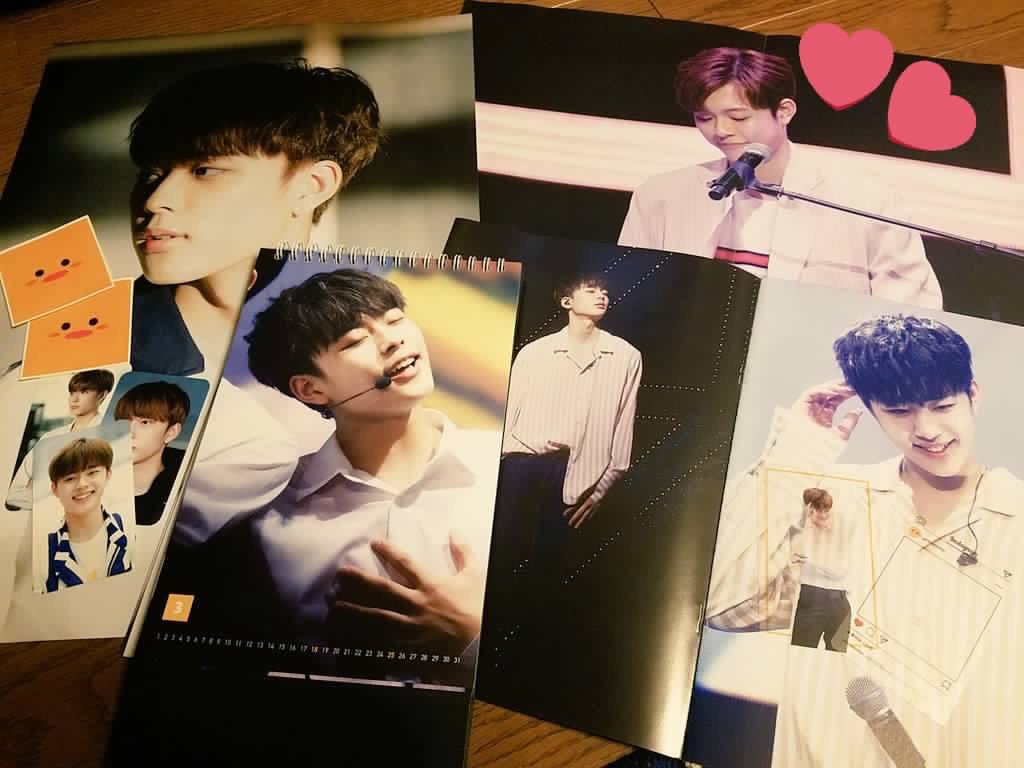 _dmx97s's tweet photo. (🚨) เปิดหาร daybreak @SEONHOPICK101 🍋✨

• ปฏิทินตั้งโต๊ะ : 350฿
• การ์ดใส+สตก. : 60
• ฟตก. 3 ใบ : 120฿
• โปสเตอร์ A3 (A/B ver.) : 120฿
• มินิโฟโต้บุ๊ค : 270฿

📌 สั่งกับ @Aom_bf

📦 ค่าส่ง 30/50 
📦 มีของแถมทุกออเดอร์

#แลกการ์ดwannaone #ตลาดนัดwannaone #ตลาดนัดproduce101 https://t.co/VXW6IDVrzc