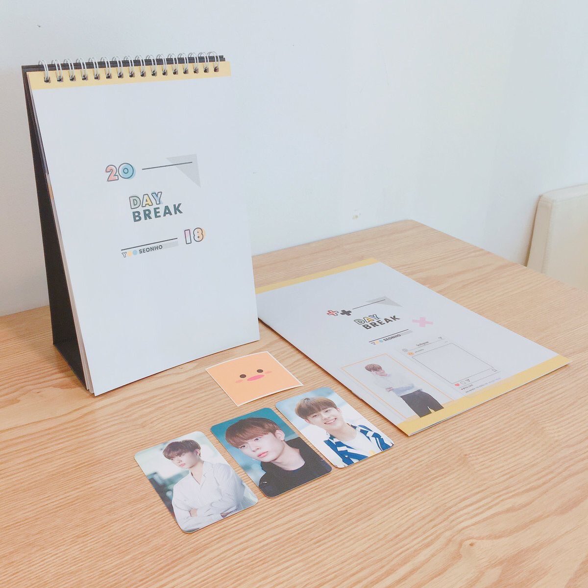 _dmx97s's tweet photo. (🚨) เปิดหาร daybreak @SEONHOPICK101 🍋✨

• ปฏิทินตั้งโต๊ะ : 350฿
• การ์ดใส+สตก. : 60
• ฟตก. 3 ใบ : 120฿
• โปสเตอร์ A3 (A/B ver.) : 120฿
• มินิโฟโต้บุ๊ค : 270฿

📌 สั่งกับ @Aom_bf

📦 ค่าส่ง 30/50 
📦 มีของแถมทุกออเดอร์

#แลกการ์ดwannaone #ตลาดนัดwannaone #ตลาดนัดproduce101 https://t.co/VXW6IDVrzc