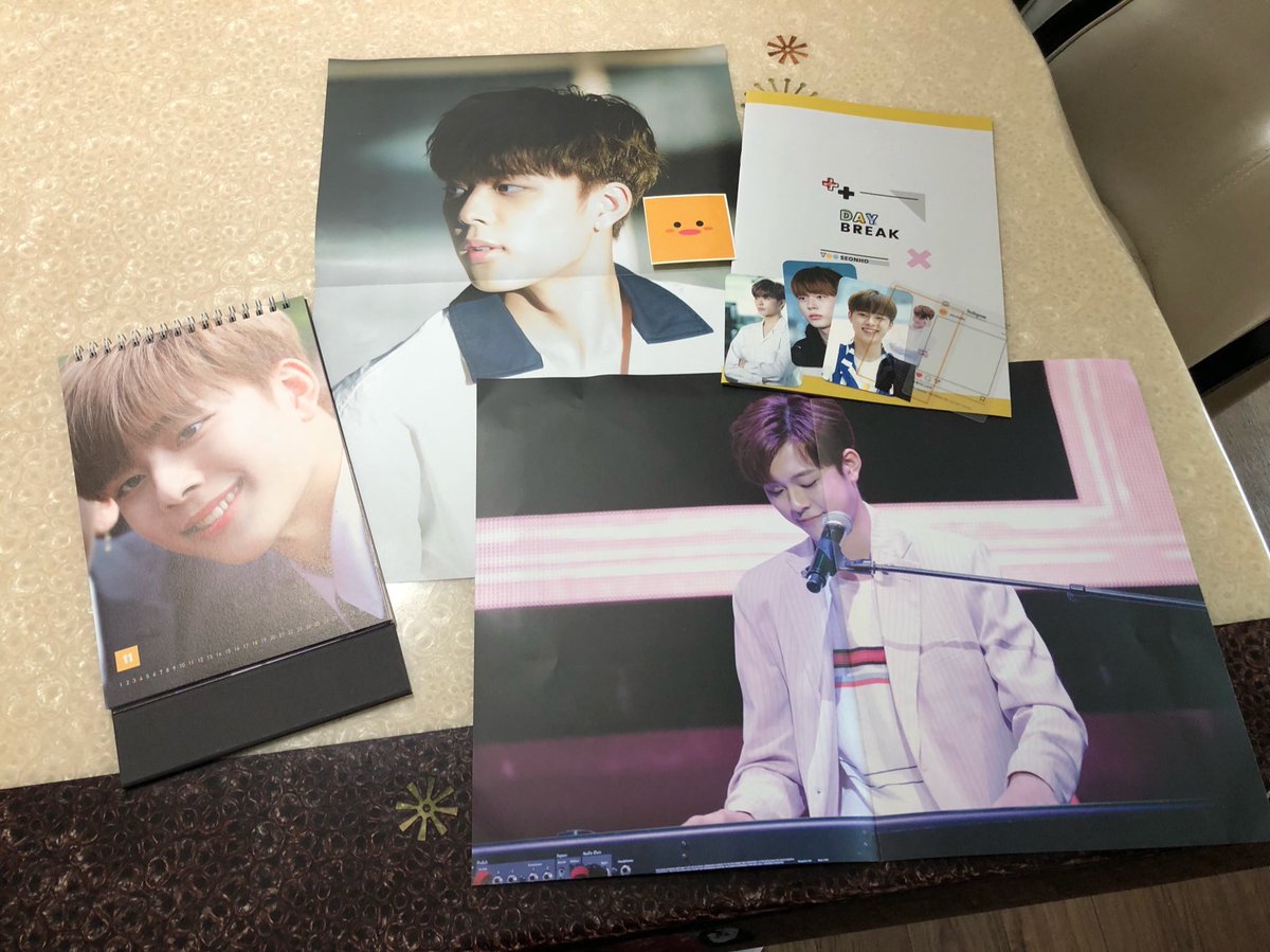 _dmx97s's tweet photo. (🚨) เปิดหาร daybreak @SEONHOPICK101 🍋✨

• ปฏิทินตั้งโต๊ะ : 350฿
• การ์ดใส+สตก. : 60
• ฟตก. 3 ใบ : 120฿
• โปสเตอร์ A3 (A/B ver.) : 120฿
• มินิโฟโต้บุ๊ค : 270฿

📌 สั่งกับ @Aom_bf

📦 ค่าส่ง 30/50 
📦 มีของแถมทุกออเดอร์

#แลกการ์ดwannaone #ตลาดนัดwannaone #ตลาดนัดproduce101 https://t.co/VXW6IDVrzc
