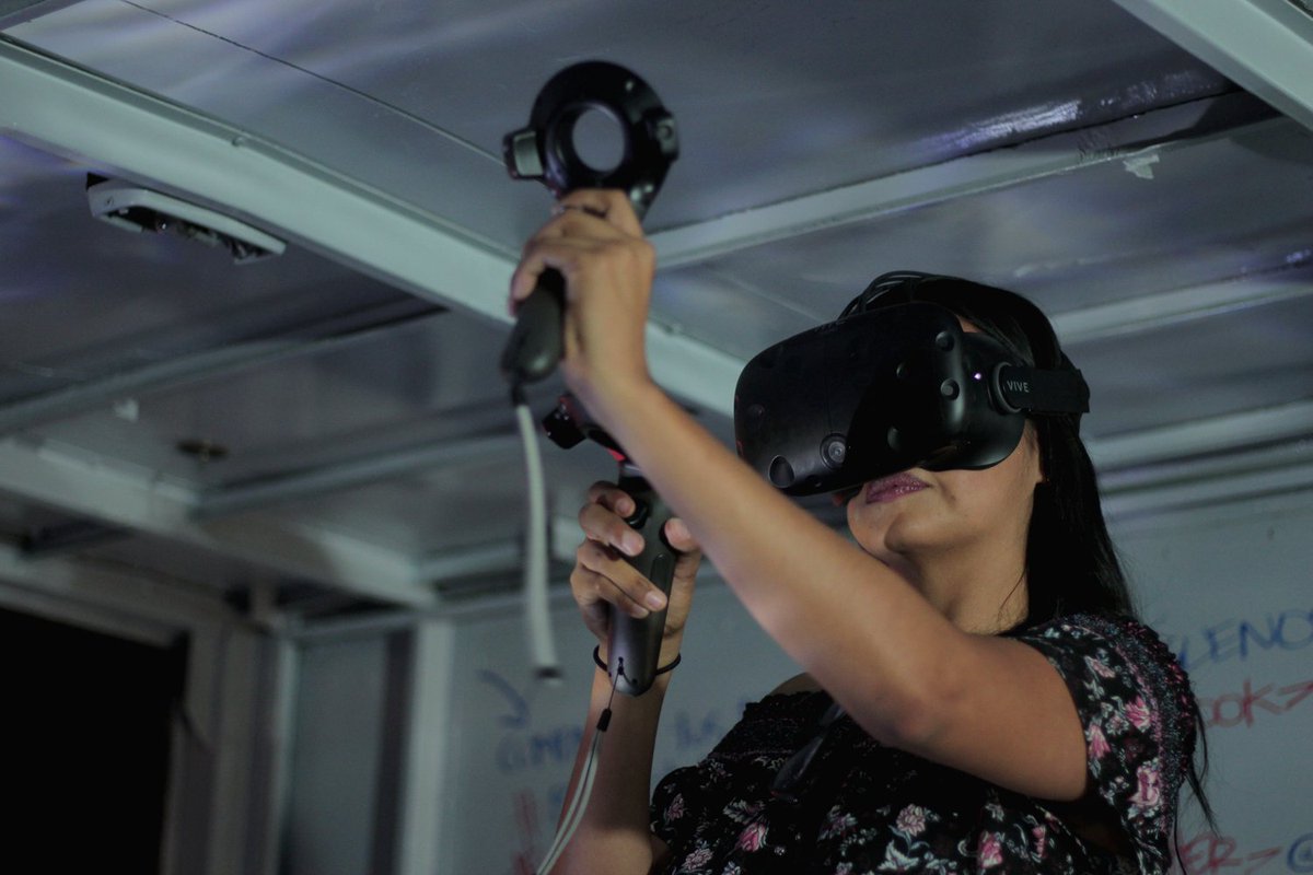 ADisruptivo's tweet photo. Este 2017 se realizó #BusRootsVRV. El vehículo de realidad virtual recorrió centros culturales y educativos creando jardines virtuales comunitarios. #CAAJalisco https://t.co/Xa9jQYKXwl