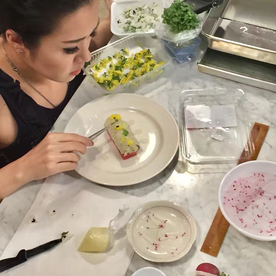 LuzerneGlobal's tweet image. Our food stylist at work, refining the details that will soon be seen in our new collection!  Coming real soon to you in 2018.
#luzerne #luzerneglobal #EverydayBest