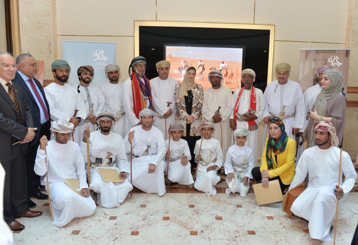Mansoor_ALw's tweet photo. رعت سعادة / ميثاء بنت سيف المحروقة (وكيلة وزارة السياحة حفل ختام قافلة حداء الصحراء النسخة 2 والتي أقيمت في الفترة 15 - 18 ديسمبر 2017 في #رمال_آل_وهيبة بولاية #بدية بإشراف #مجلة_عالم_الهجن وبالتعاون مع وزارة السياحة حيث تم إستقبال المشاركين في القافلة بمبنى ديوان عام الوزارة. https://t.co/qL137awpE5
