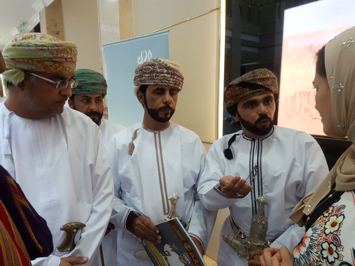 Mansoor_ALw's tweet photo. رعت سعادة / ميثاء بنت سيف المحروقة (وكيلة وزارة السياحة حفل ختام قافلة حداء الصحراء النسخة 2 والتي أقيمت في الفترة 15 - 18 ديسمبر 2017 في #رمال_آل_وهيبة بولاية #بدية بإشراف #مجلة_عالم_الهجن وبالتعاون مع وزارة السياحة حيث تم إستقبال المشاركين في القافلة بمبنى ديوان عام الوزارة. https://t.co/qL137awpE5