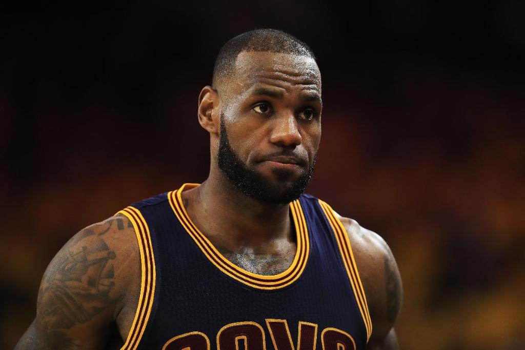 Forbes's tweet photo. World's highest-paid athletes:

1. Cristiano Ronaldo
2. LeBron James
3. Lionel Messi
4. Roger Federer

https://t.co/hAdKFv4Jxc https://t.co/e1PgCxpg1i