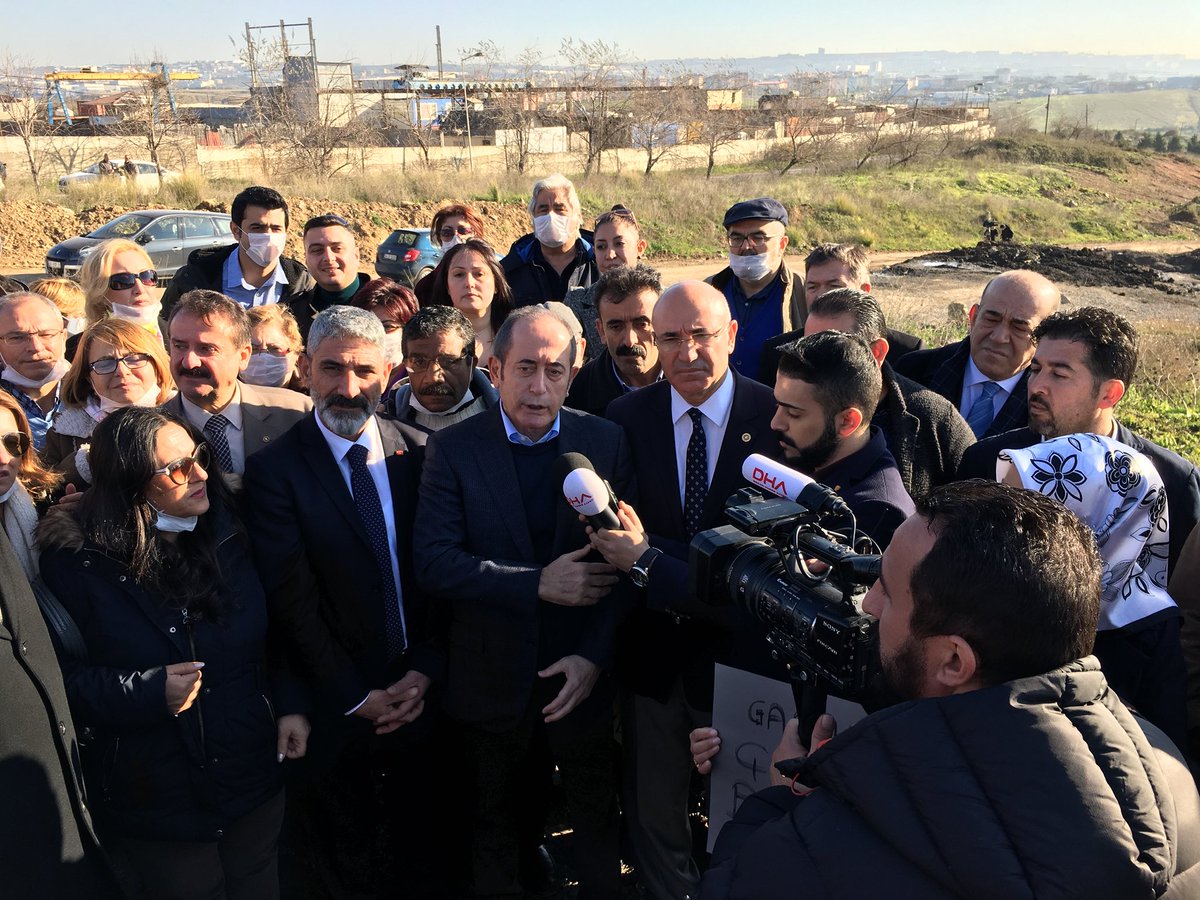 Tuzla’da zehirli kimyasal atıkların deşarj edildiği yerde basın toplantımızı gerçekleştirdik. İnsanlar zehirlenirken olayın üstünü örtmeye çalışanlara fırsat vermeyeceğiz.
