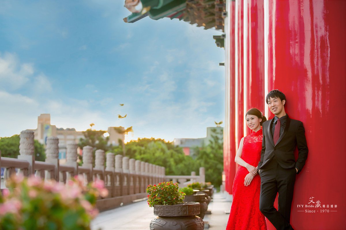 IvyBrideTW's tweet photo. 第一人稱視角婚紗，真的比較有感
🎉年終將近，感謝今年從世界各地來參觀或給我們機會服務的新人們.
我們也不斷推陳出新，持續推出更多樣的服務與好康，讓男友們別再等別再猶豫，等久有人森77就別後悔喔 🤣
💟 電話預約 ➤ 02 2356 0388
✮ 艾葳精品婚紗 | 台北市愛國東路42號 ✮ https://t.co/ZpJWXIeFFU