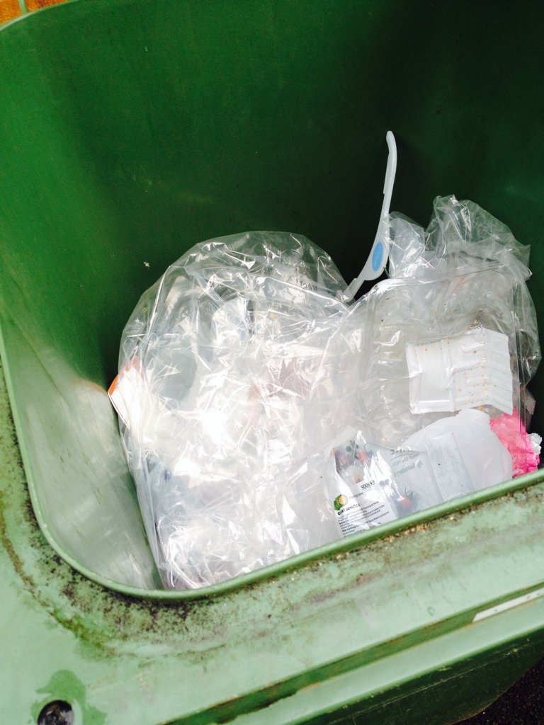 KitkatHolloway's tweet photo. @LeedsCC_Help - this is not what I call customer service, Only half of my bin emptied! https://t.co/xtO8uM3qSP