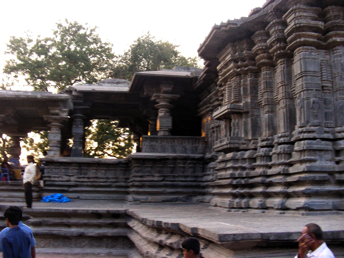 authorbhuban's tweet photo. #ThousandPillarTemple is one of the most famous monuments at #Warangle This shrine was built in 1163 AD by the Kakatiya King Rudra Deva The temple is dedicated to #LordShiva #LordVishnu and #SunGod The six feet high monolithic #Nandi is the highlight @tstourism #BEaTRAVELLER https://t.co/F4pkSGzaMV
