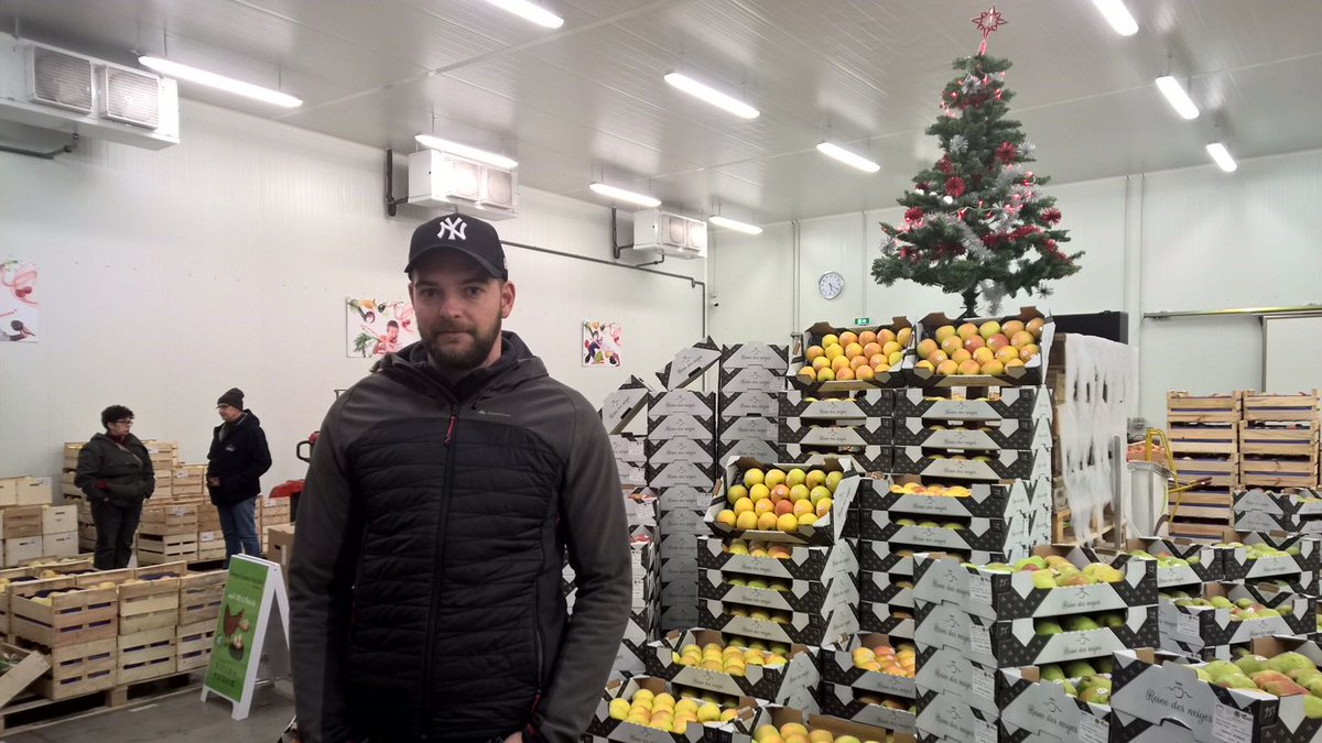 MinCavaillon's tweet photo. Il s'est lancé dans l’aventure de la #creationdentreprise :
Geoffrey, 28 ans et déjà 10 ans d’expérience de vente sur le #MIN, spécialiste #pommes et #poires, offre depuis cet automne le meilleur de nos #terroirs ainsi qu'une sélection de fruits locaux ! 
#MINCAVAILLON https://t.co/ti76cRgCRn