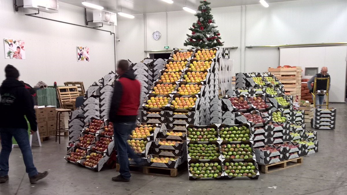 Il s'est lancé dans l’aventure de la #creationdentreprise :
Geoffrey, 28 ans et déjà 10 ans d’expérience de vente sur le #MIN, spécialiste #pommes et #poires, offre depuis cet automne le meilleur de nos #terroirs ainsi qu'une sélection de fruits locaux ! 
#MINCAVAILLON