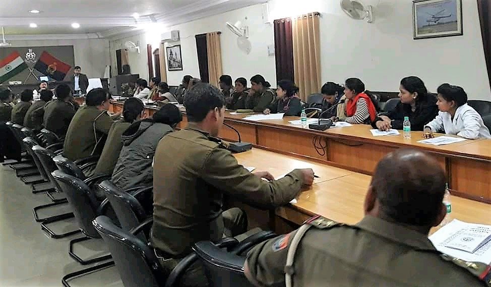uppmsp's tweet photo. उत्तर प्रदेश पुलिस महिला सम्मान प्रकोष्ठ द्वारा दिनांक 21.12.2017 को पुलिस लाइन, सभागार कानपुर में विशेष किशोर पुलिस इकाई हेतु जे0.जे0 एक्ट 2015 एवं पाक्सो अधिनियम 2012 पर एक दिवसीय प्रशिक्षण
@Uppolice @NCPCR_ @RitaBJoshi @MinistryWCD @tweetaftab @upcoprahul @navsekera https://t.co/sSpxEMgrHj