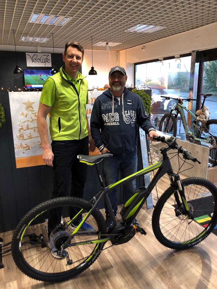 VeloCulTour's tweet photo. Unser E-Bike-Gewinner Dirk! Die feierliche Übergabe 🎁🙂 Herzlichen Glückwunsch! https://t.co/Ubq2JhDSuR