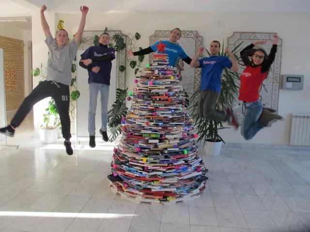 j_veselinovic's tweet photo. Levo je jelka od 83.000 evra koju je "kreirao" čovek sa spornim doktoratom.
Desno je jelka koju su od knjiga iz biblioteke napravili učenici Ekonomske škole iz Sopota(bez i jednog dinara).
Navijam za ovaj drugi Beograd i Srbiju. https://t.co/D4MODnVBZW