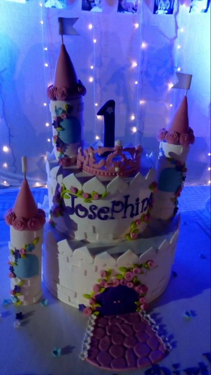 mirasdialacake's tweet photo. She makes a little sparkle wherever she goes.....
Little Princess Josephine turned 1.

#littleprincesscake #princesscakes #tiaracakes #castlecakes #1stbirthdaycakes #onlinecakes #customizedcakes #specialcakes https://t.co/CfTuJWNCeF
