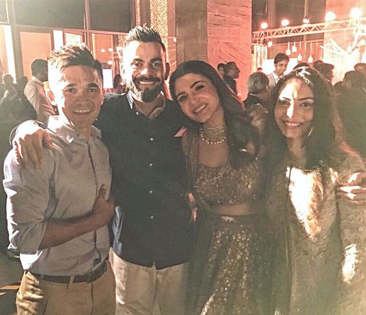  @AnushkaSharma &  @imVkohli with  @Mehreenpirzada,  @klrahul11, Sonam Bhattacherjee &  @chetrisunil11 at their reception last night   #Virushka  #VirushkaReception