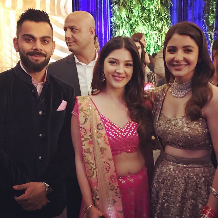  @AnushkaSharma &  @imVkohli with  @Mehreenpirzada,  @klrahul11, Sonam Bhattacherjee &  @chetrisunil11 at their reception last night   #Virushka  #VirushkaReception