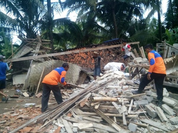 1RescuePerindo's tweet photo. Rescue Perindo Terjunkan Tim Bantu Korban Gempa di Cilacap https://t.co/5h3lbu2Kgr https://t.co/VkZJUd1DQU