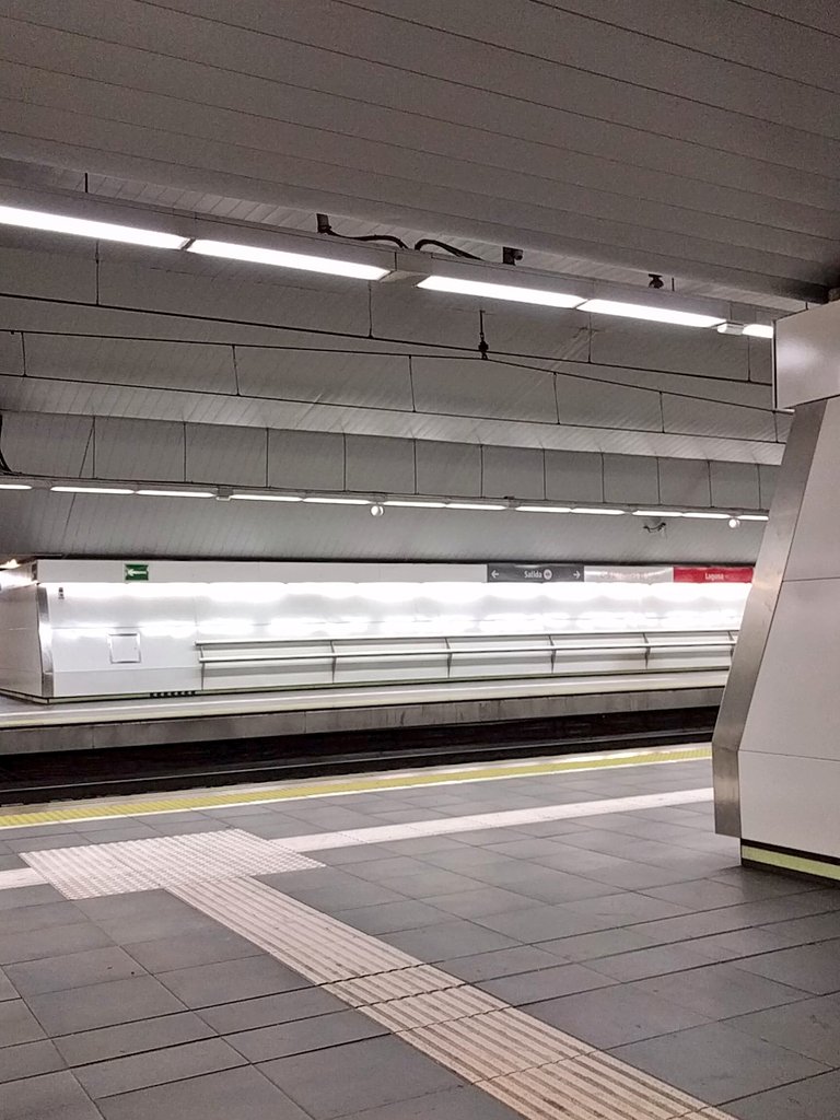 GincaHer's tweet photo. #Buenosdias especialmente a aquellos que llegarán tarde a sus trabajos porque @CercaniasMadrid ha modificado sus horarios en fiestas. 7 minutos de espera en la C5 a las 8.32h!!!! #FelizMiercoles 🎄 https://t.co/H2GgjfVJma