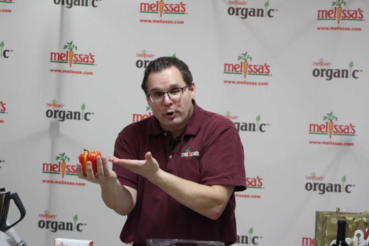 Foodfaye's tweet photo. What will we be eating in 2018?
Robert Schueller’s talk at 3rd Annual Melissa's Produce Trends Presentation https://t.co/uG0jJurfZu
#foodtrends #predictions2018 @MelissasProduce @favoriteproduce #produce #ginger #kohlrabi #cherimoya #okra #Enjoya #peppers #babyeggplant https://t.co/dsDA7ocBQD